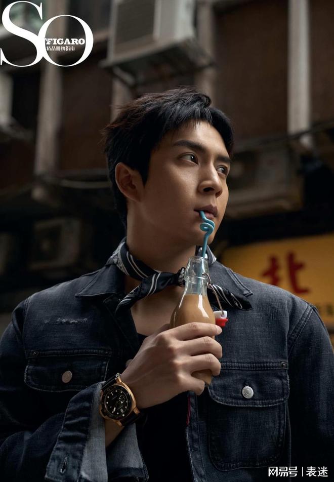 rsible潜行系列自动上链红金碳纤维腕表凯发携手马竞赛事韩东君佩戴沛纳海Subme(图3)