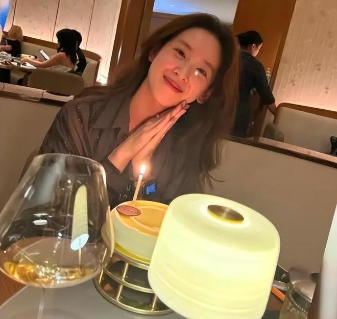 蛋糕是绿色的她在伦敦的豪宅曝光章泽天素颜庆祝32岁生日生日(图1) 蛋糕是绿色的她在伦敦的豪宅曝光章泽天素颜庆祝32岁生日生日(图1)