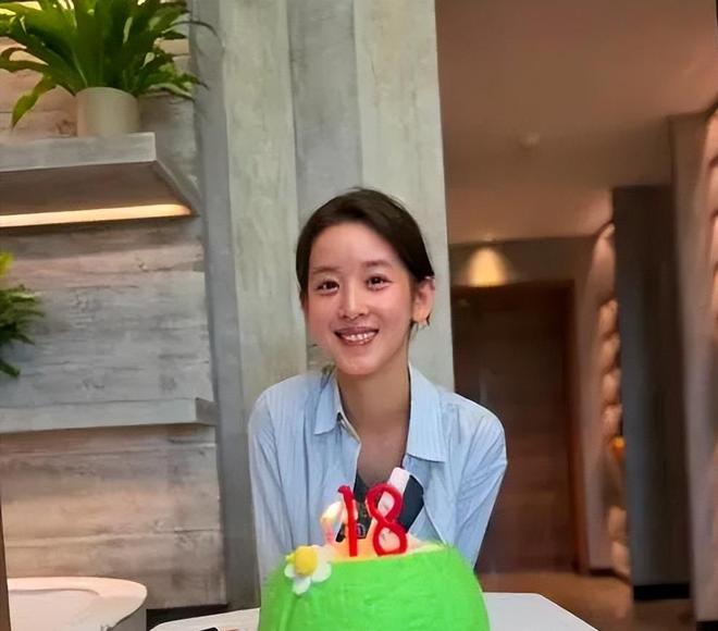 蛋糕是绿色的她在伦敦的豪宅曝光章泽天素颜庆祝32岁生日生日(图2) 蛋糕是绿色的她在伦敦的豪宅曝光章泽天素颜庆祝32岁生日生日(图2)