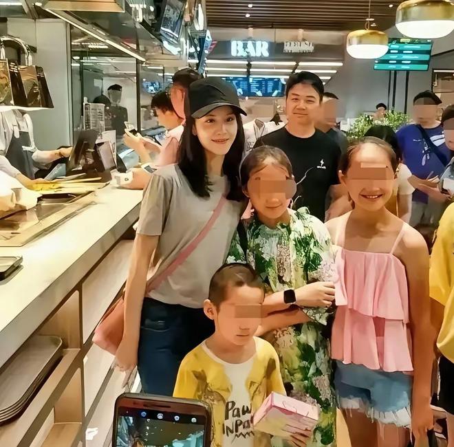 蛋糕是绿色的她在伦敦的豪宅曝光章泽天素颜庆祝32岁生日生日(图8) 蛋糕是绿色的她在伦敦的豪宅曝光章泽天素颜庆祝32岁生日生日(图8)